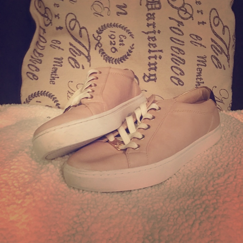 Never worn Liz Claiborne sz 8.5 sneakers.